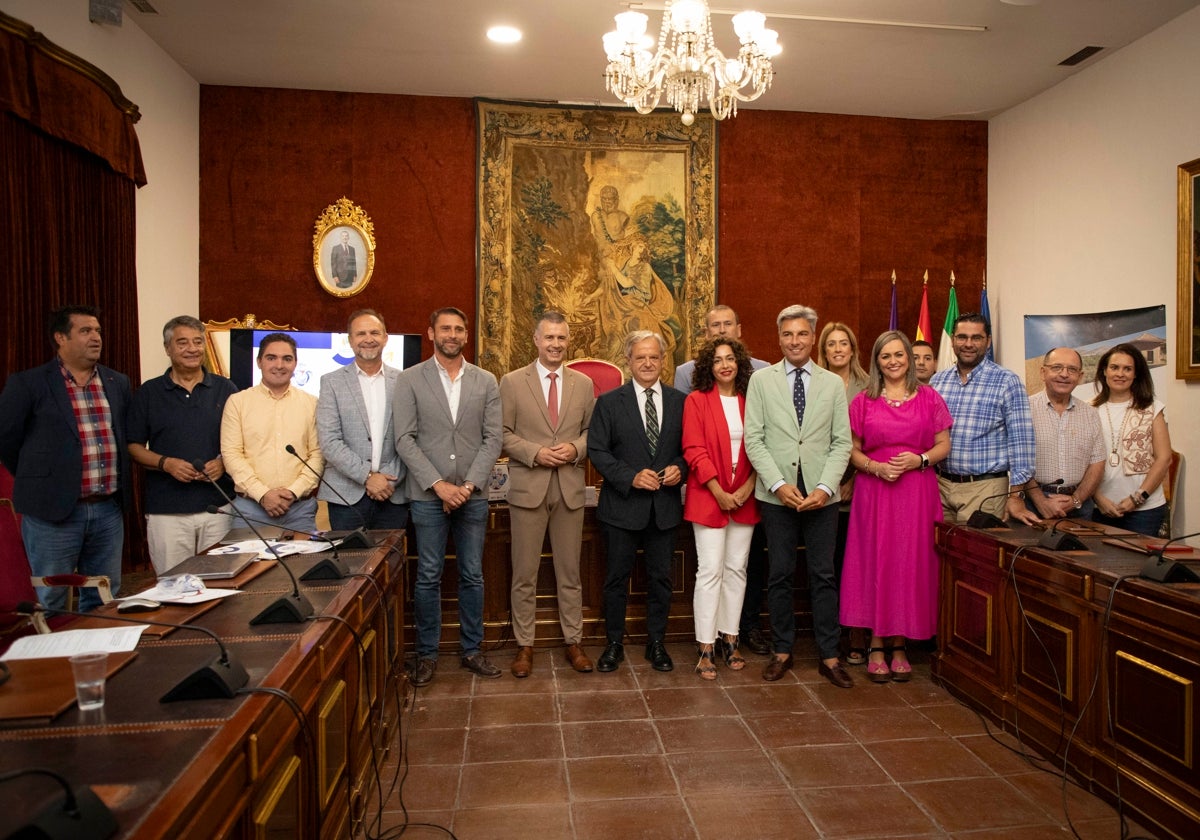 Personas asistentes en la firma del convenio entre las dos asociaciones
