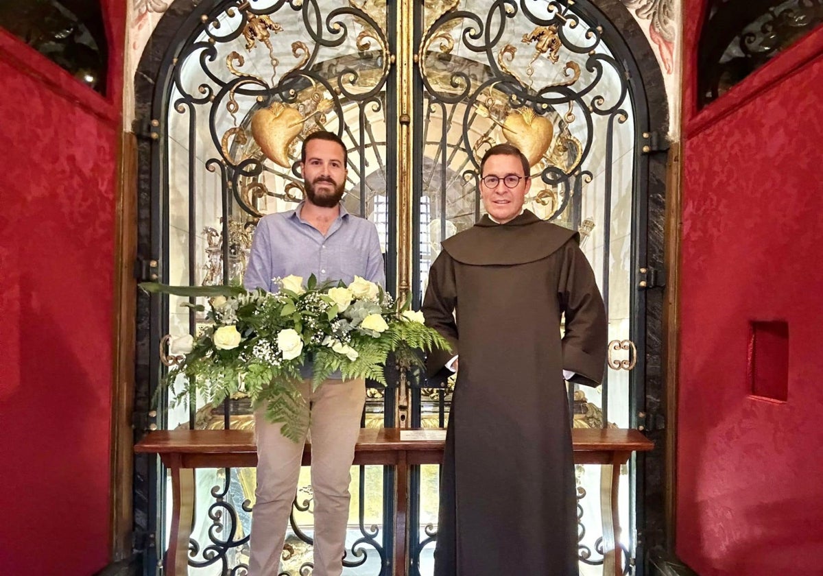 Miguel Arroyo y el padre Juan Miguel González, durante la ofrenda floral