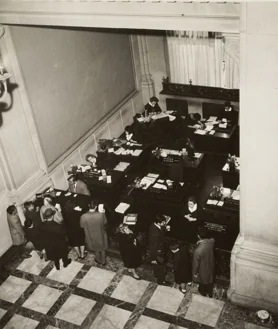 Imagen secundaria 2 - Arriba, el anuncio de inicio de las obras del edificio de Telefónica, que se inauguró en 1930. Abajo, el desarrollo de las mismas. A la derecha, varias telefonistas trabajando en la sede