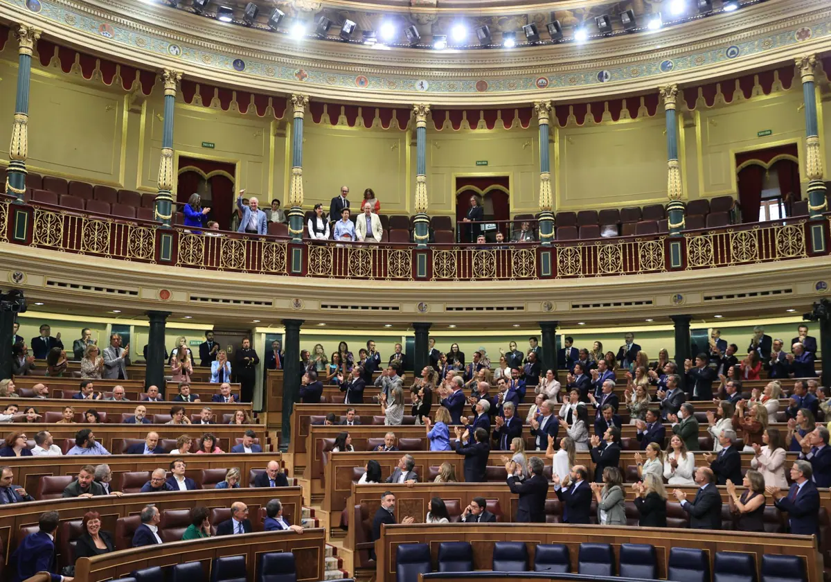 Diputados de PP y Vox aplauden al aprobarse que el Congreso pida el reconocimiento de Edmundo González