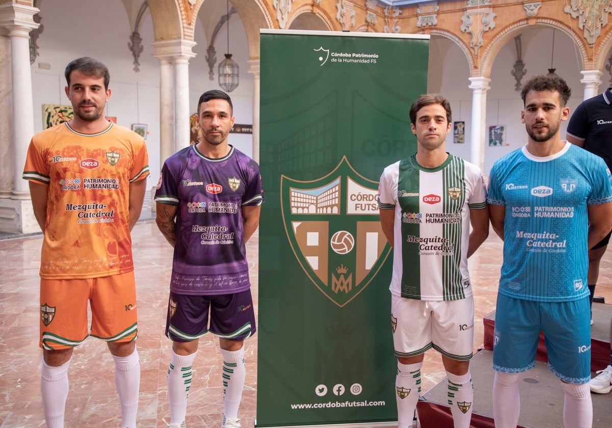 Jugadores de la plantilla del Córdoba Patrimonio de la Humanidad posan con las nuevas equipaciones