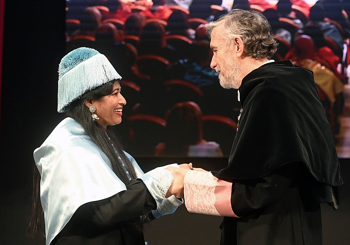 Investidura como doctora honoris causa de la UBU de Visha Ferrer, directora del Programa de Igualdad de Género de la Fundación Vicente Ferrer