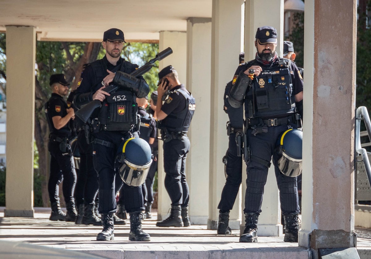 Los antidisturbios, ayer, en la calle de Cullera