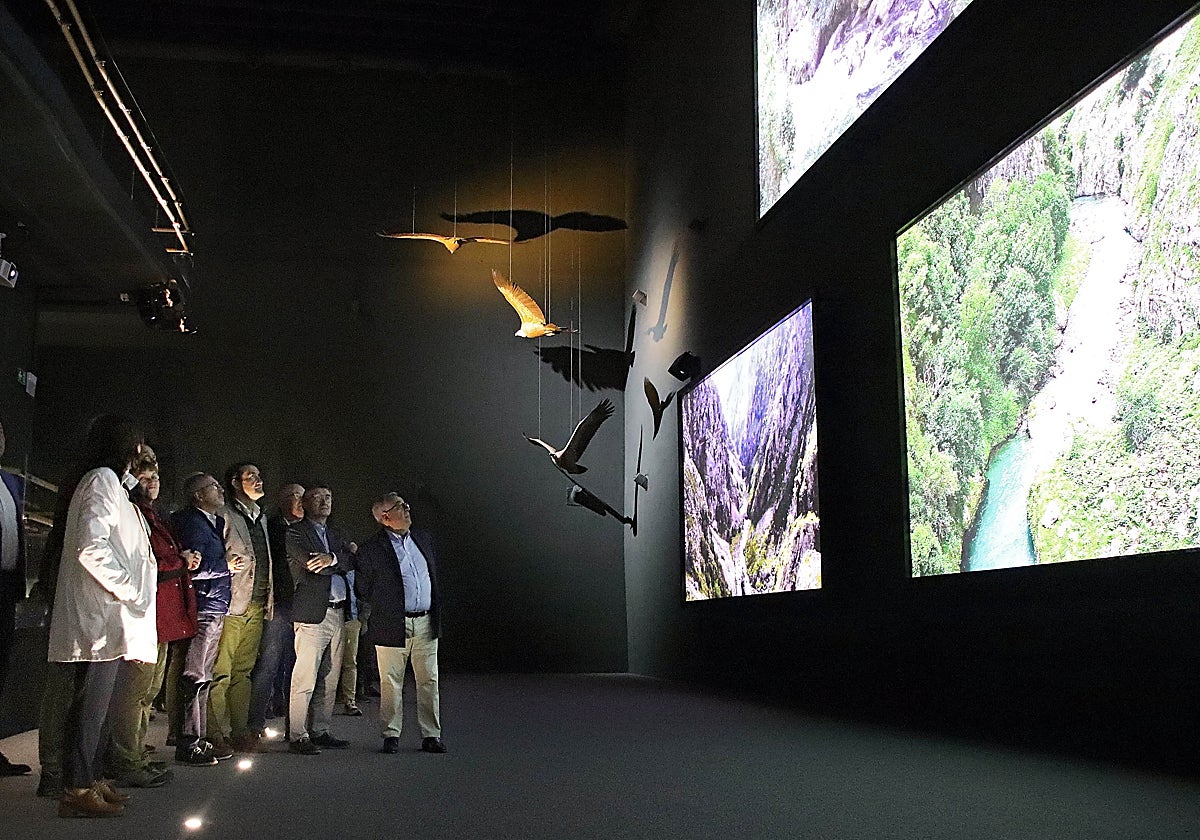 El consejero de Medio Ambiente y el secretario de Estado Hugo Morán, en el Centro de Visitantes del Parque Nacional de Picos de Europa, con el subdelegado del Gobierno, Héctor Alaiz y el presidente de la Diputación, Gerardo Álvarez