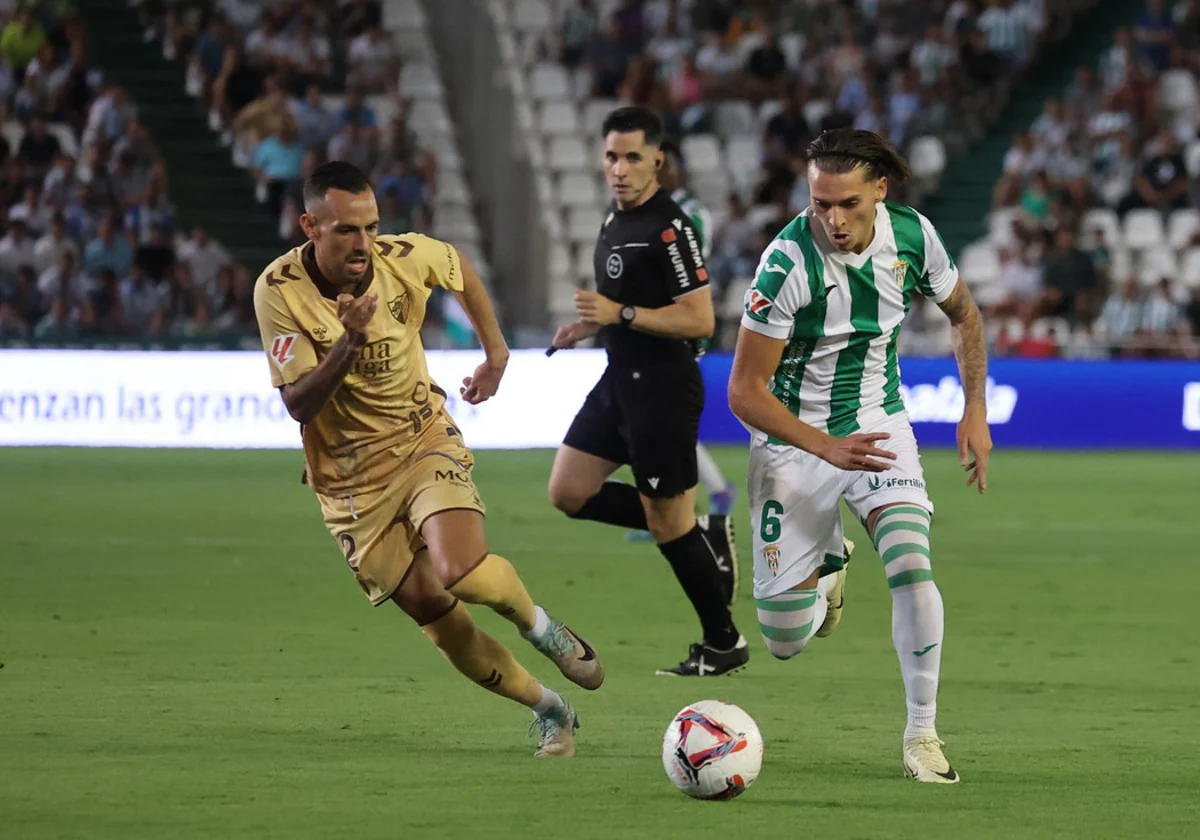 Álex Sala conduce el balón durante un partido en El Arcángel