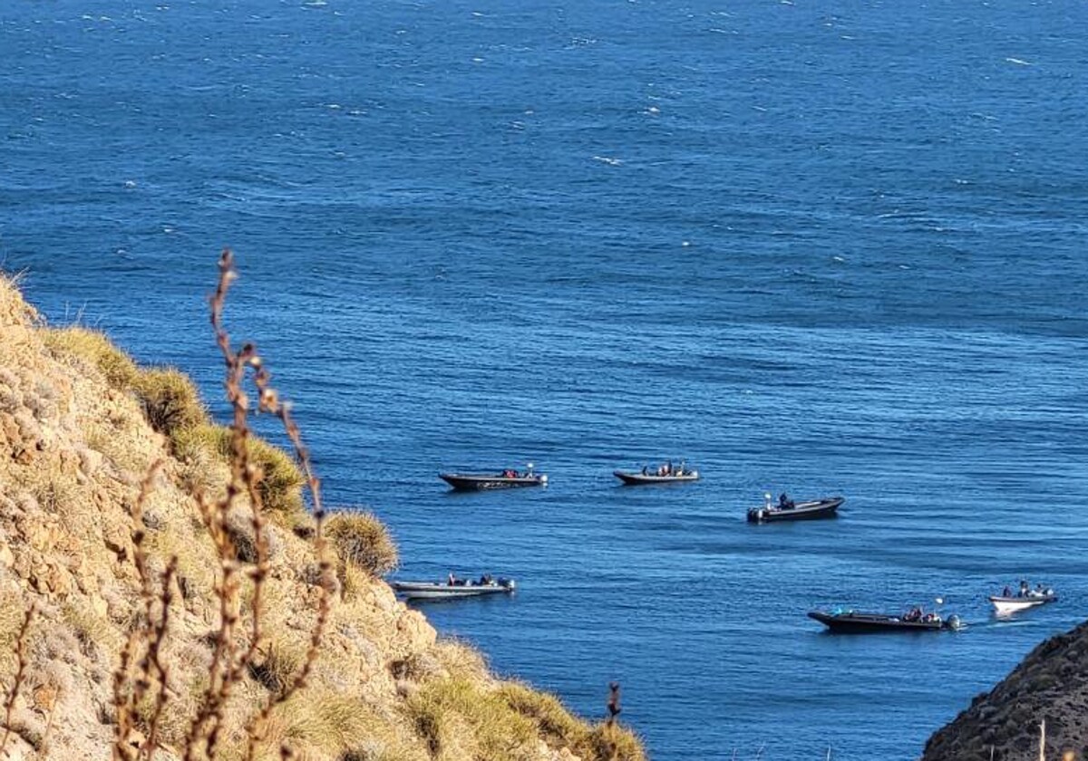 Narcolanchas refugiadas a plena luz del día en aguas del Cabo de Gata, en Almería, en una imagen de marzo