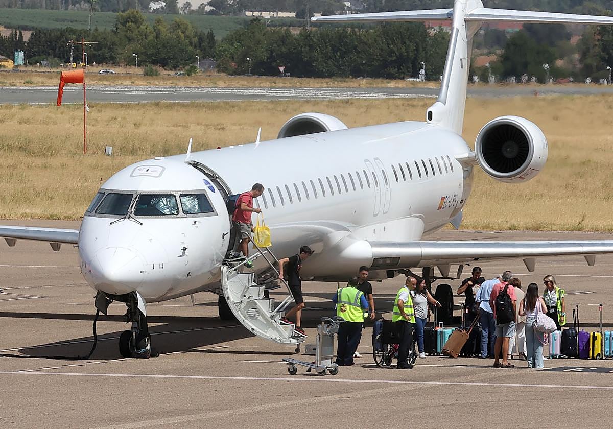 Pasajeros de un vuelo de Air Nostrum bajándose de su avión en el aeropuerto de Córdoba