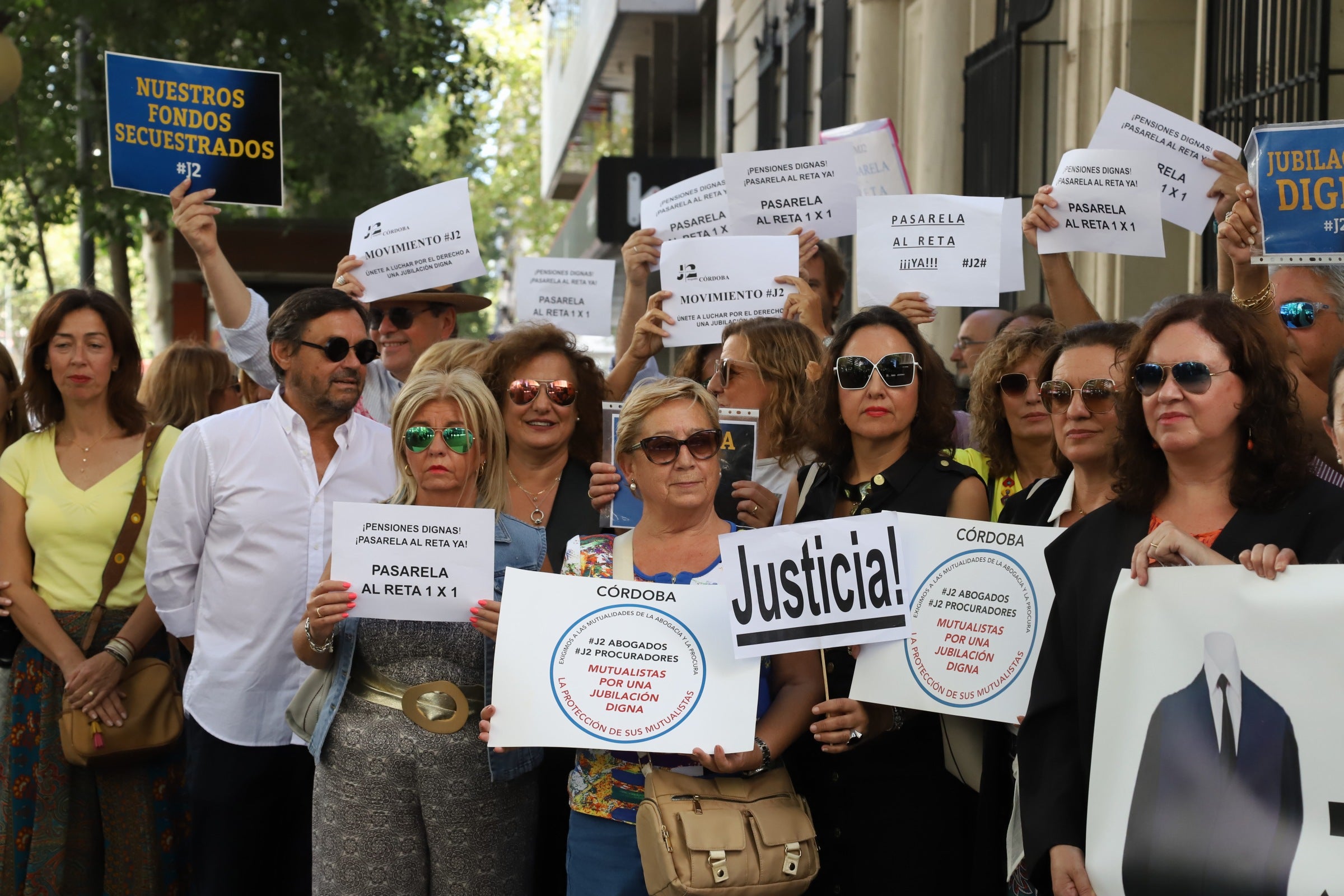 Fotos: la protesta de los abogados y procuradores cordobeses por sus pensiones