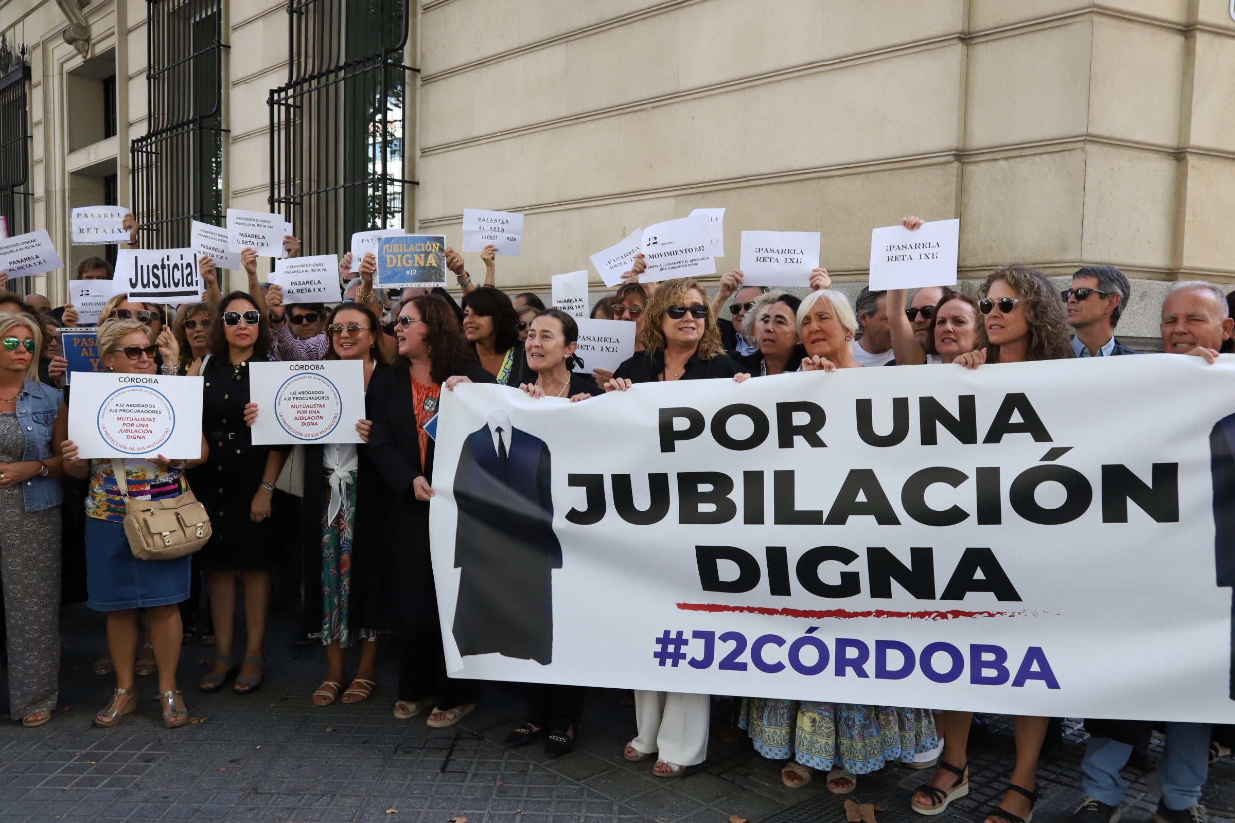 Fotos: la protesta de los abogados y procuradores cordobeses por sus pensiones