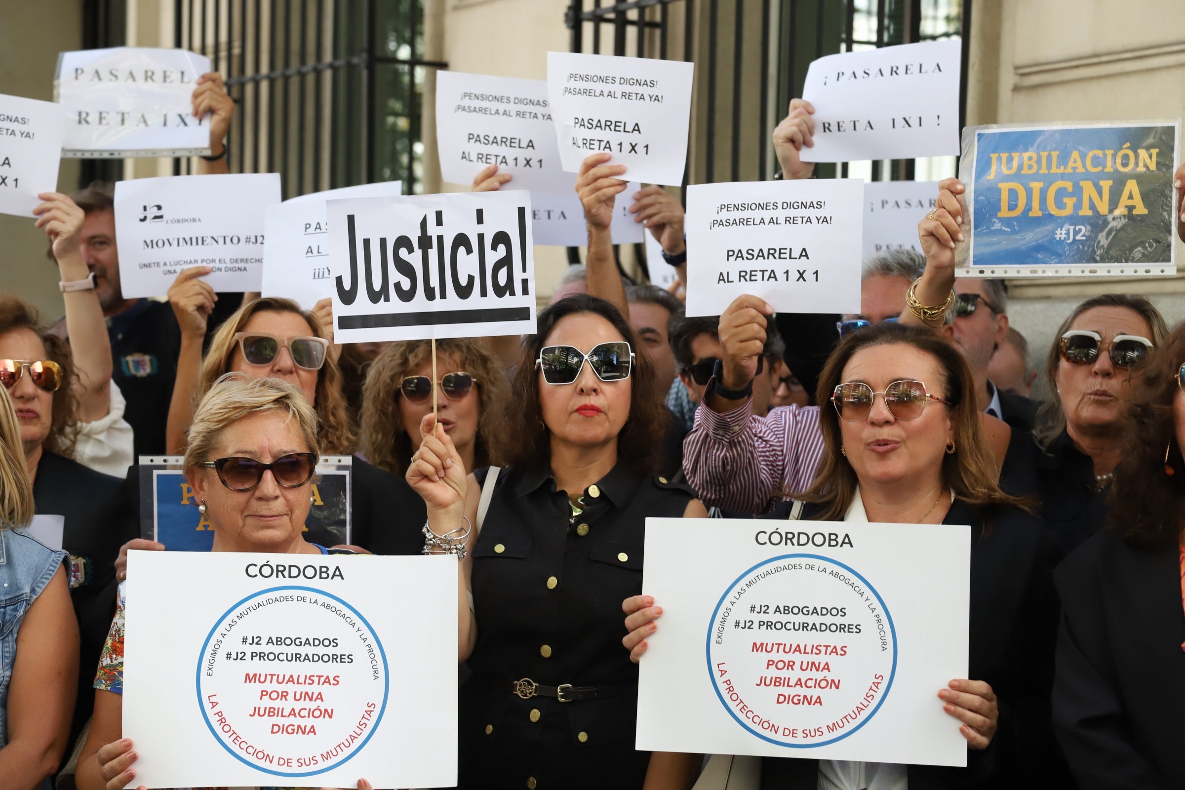 Fotos: la protesta de los abogados y procuradores cordobeses por sus pensiones