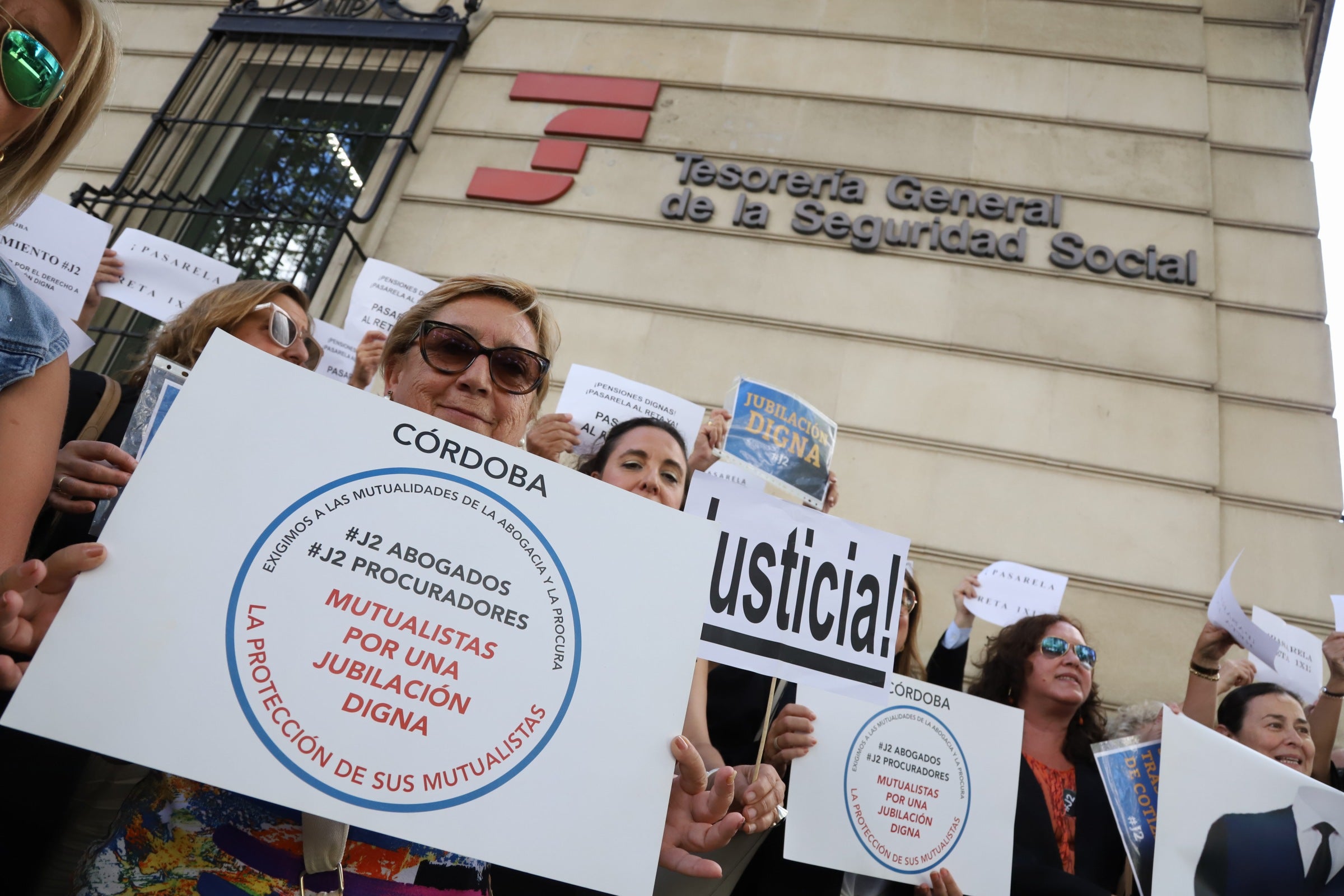 Fotos: la protesta de los abogados y procuradores cordobeses por sus pensiones