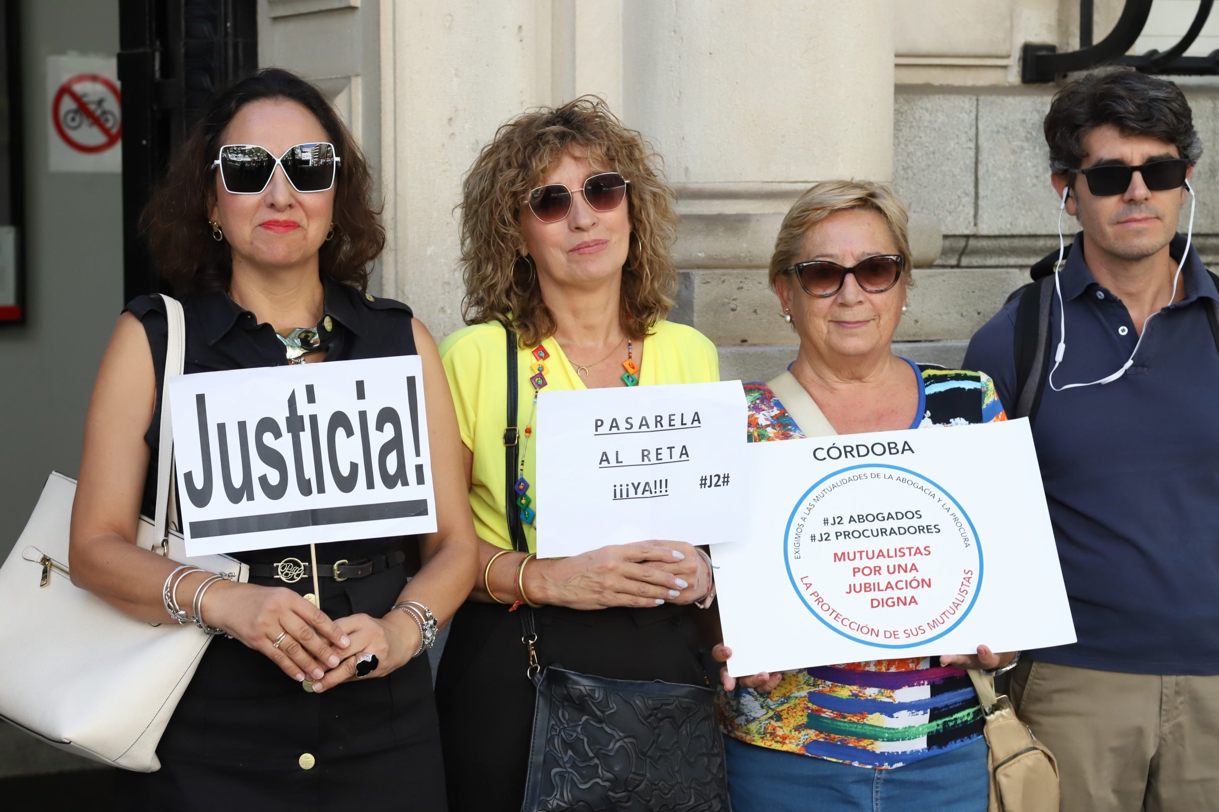 Fotos: la protesta de los abogados y procuradores cordobeses por sus pensiones
