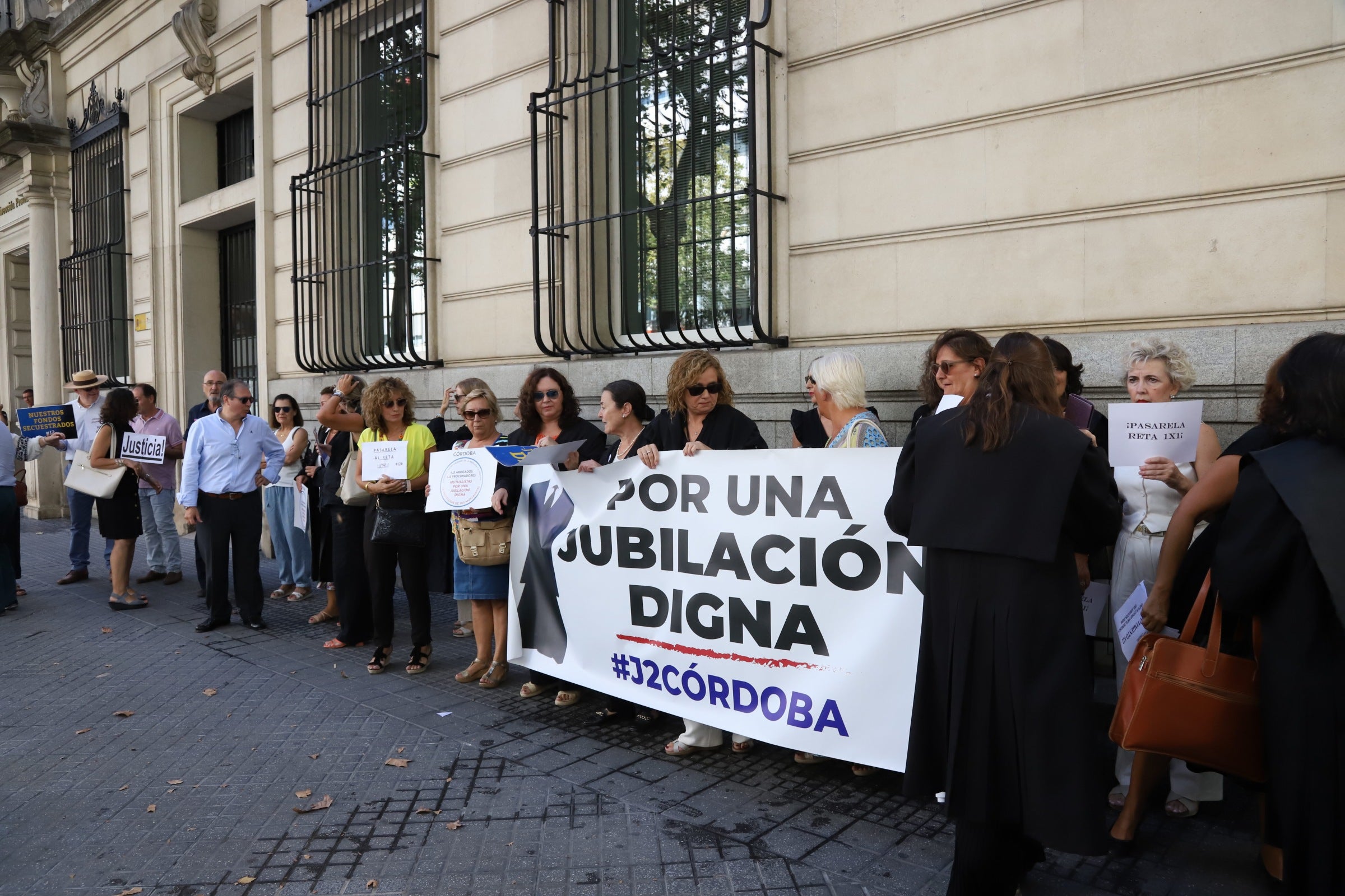 Fotos: la protesta de los abogados y procuradores cordobeses por sus pensiones