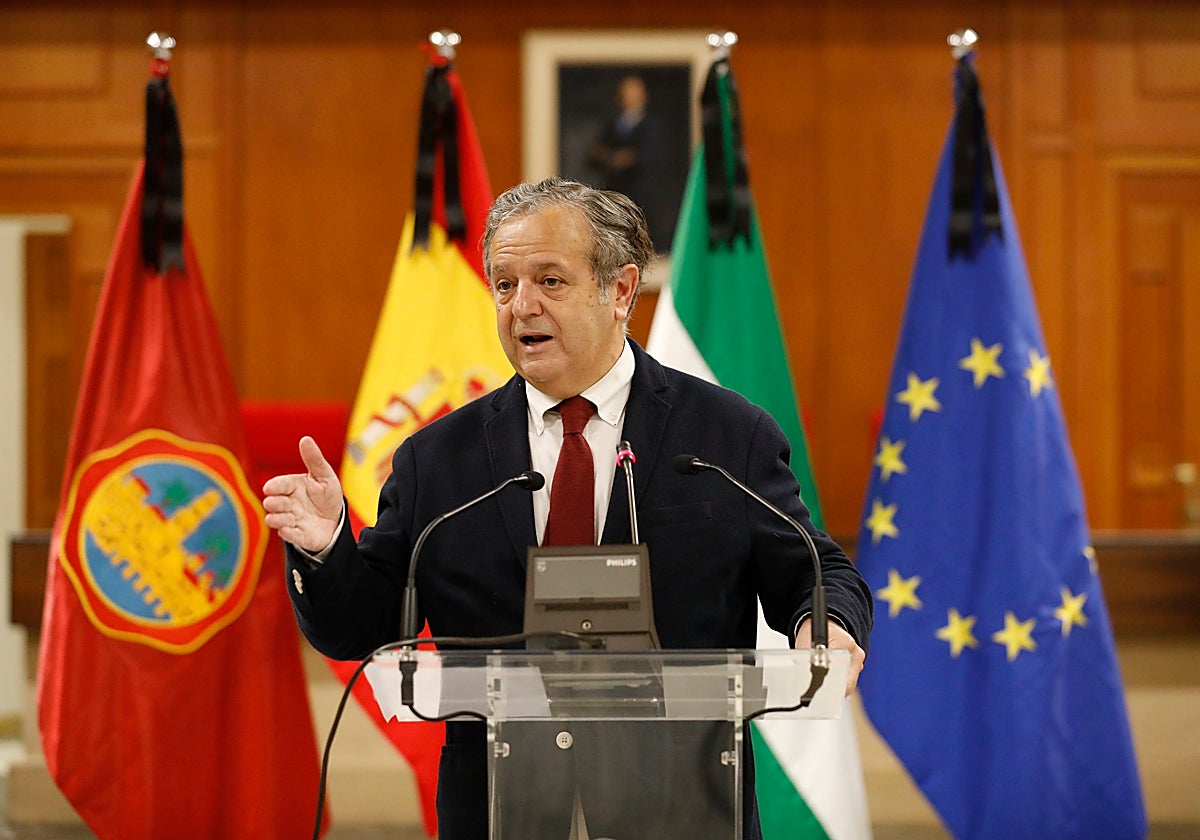 Salvador Fuentes atendiendo a los medios de comunicación en una rueda de prensa