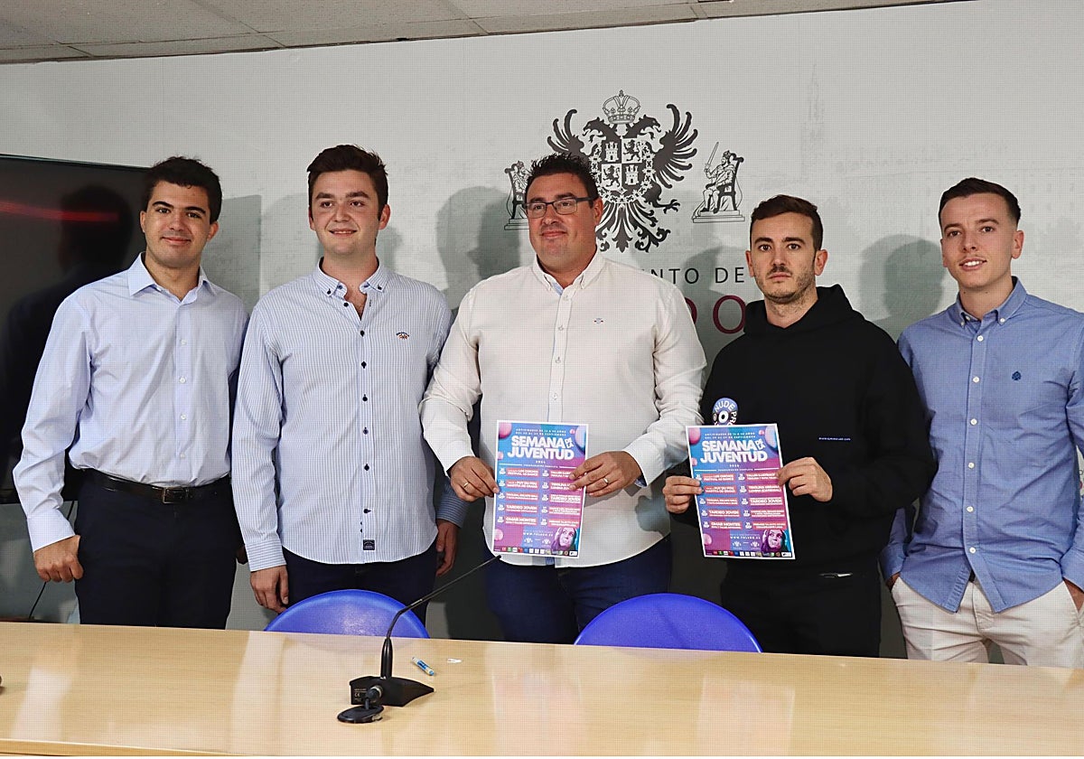 José Vicente García-Toledano, en el centro, con los delegados de Juventud de la UCLM