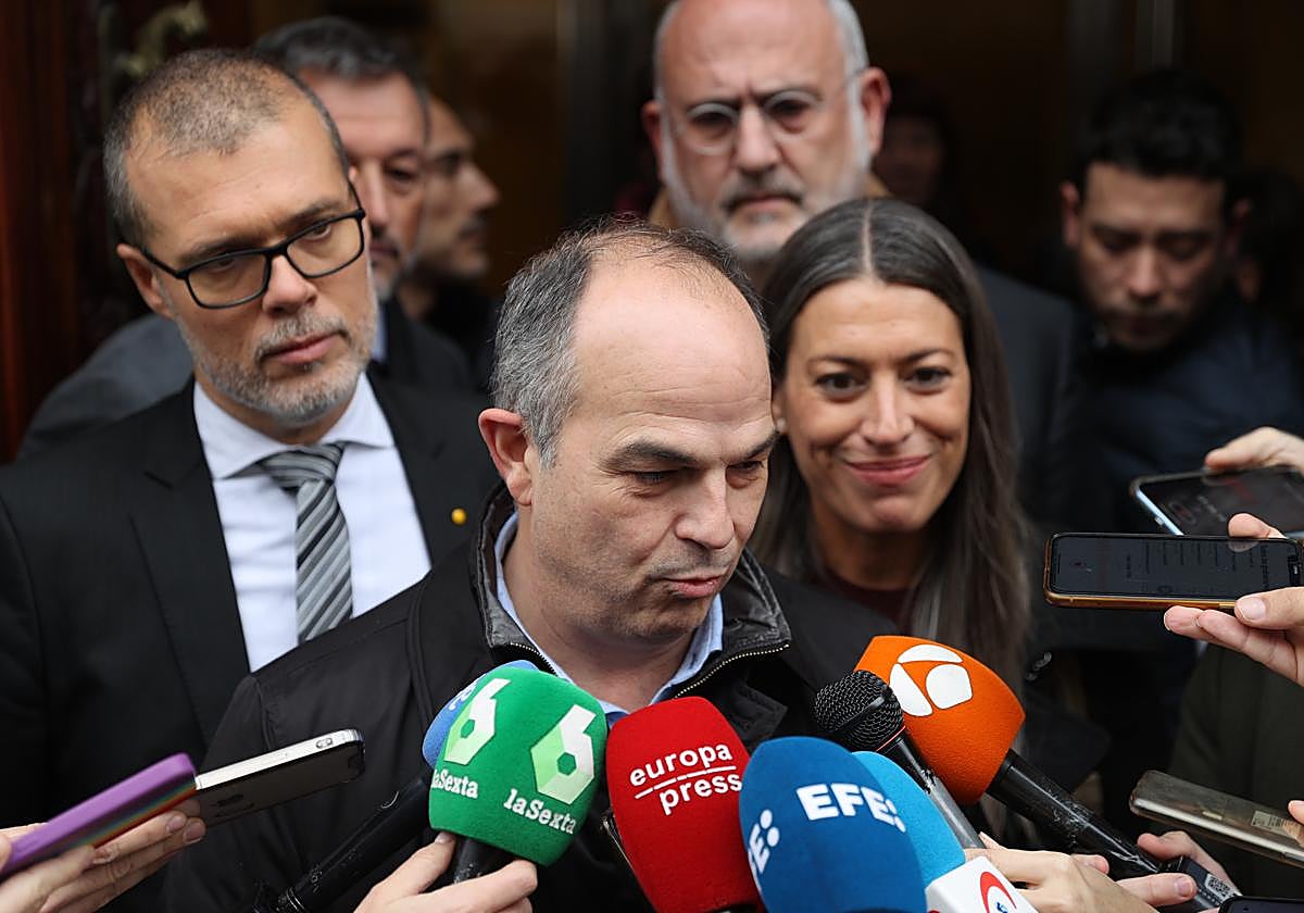 Jordi Turull, preguntado a las puertas del Congreso. de fondo, Miriam Nogueras