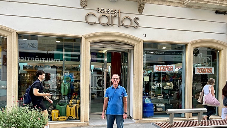 Antonio Robles en la fachada de su tienda en Almería