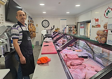 Imagen secundaria 1 - María Rodríguez en su mercería de Málaga. Francisco José Molina en su carnicería de Granada. Ramón Gómez en su tienda de Cádiz.