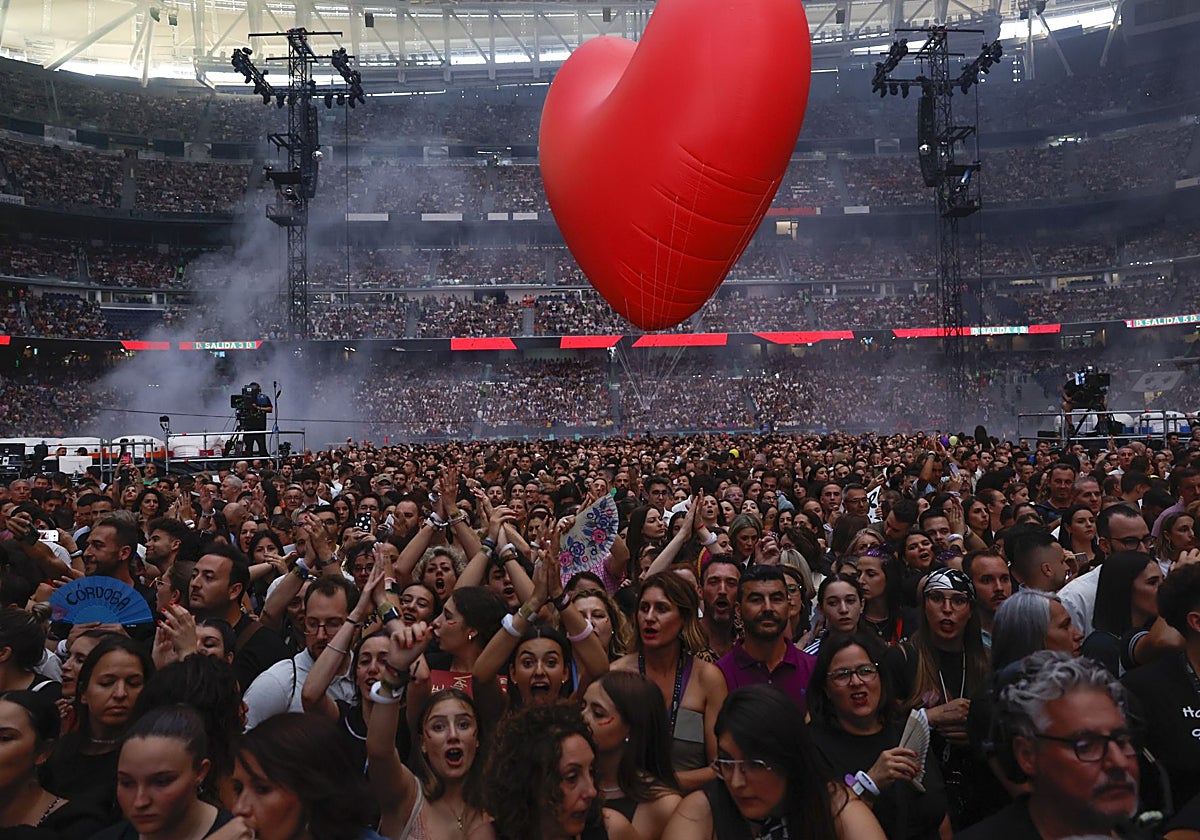 Uno de los últimos conciertos en el Santiago Bernabéu. En vídeo, declaraciones de la consejera de economía de Madrid.