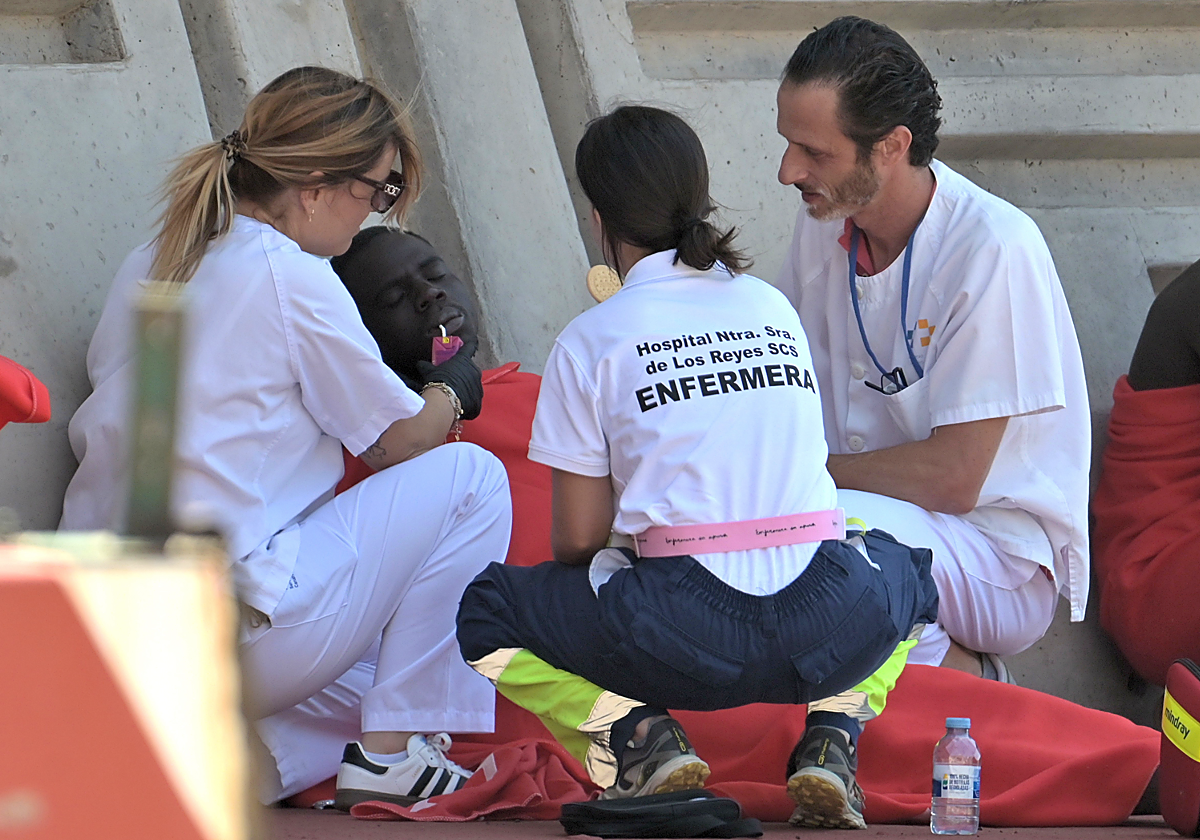 Los sanitarios atienden a uno de los 42 inmigrantes que han llegado este viernes en un cayuco por sus propios medios a El Hierro