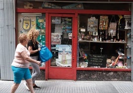 De la mercería al souvenir: Las ciudades andaluzas pierden sus comercios tradicionales