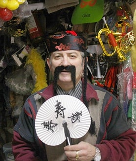 Imagen secundaria 2 - María Rodríguez en su mercería de Málaga. Francisco José Molina en su carnicería de Granada. Ramón Gómez en su tienda de Cádiz.