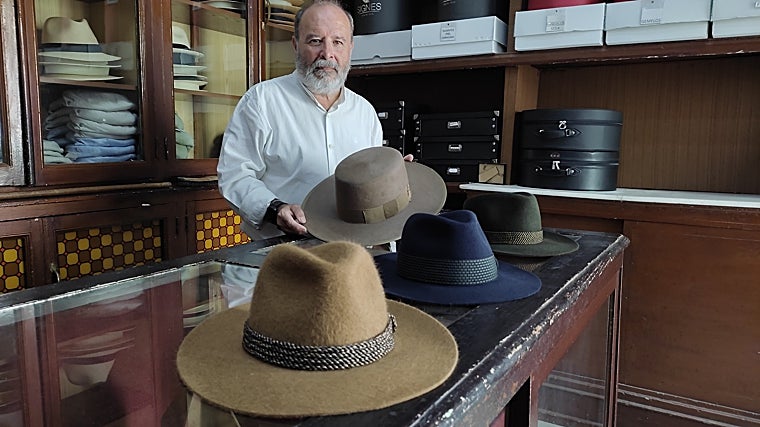 Mario Roldan con sus sombreros en Córdoba