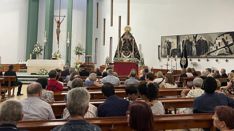 La parroquia se ha llenado tras la polémica restauración de la Virgen del Mayor Dolor y Traspaso de Almería