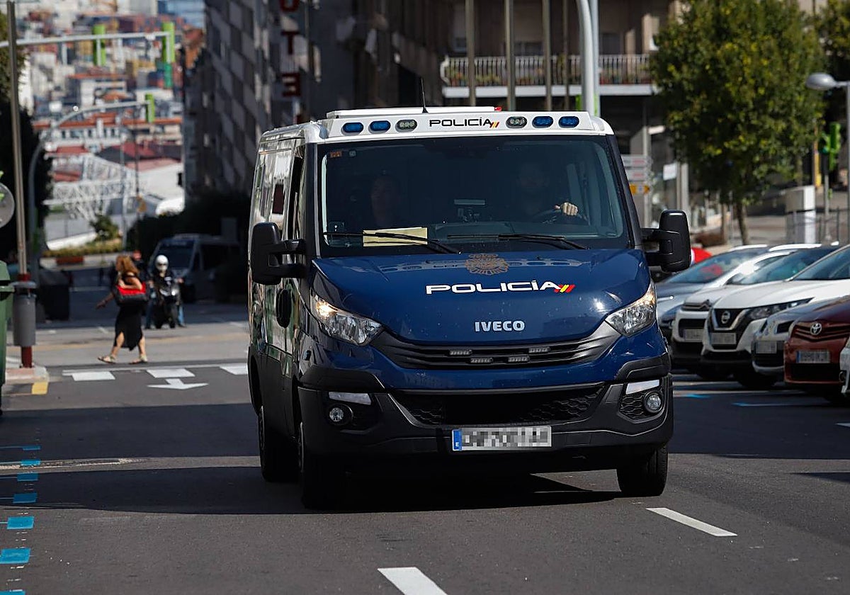 Furgoneta de la Policía Nacional en el que Borja Rial ha sido trasladado ante la jueza