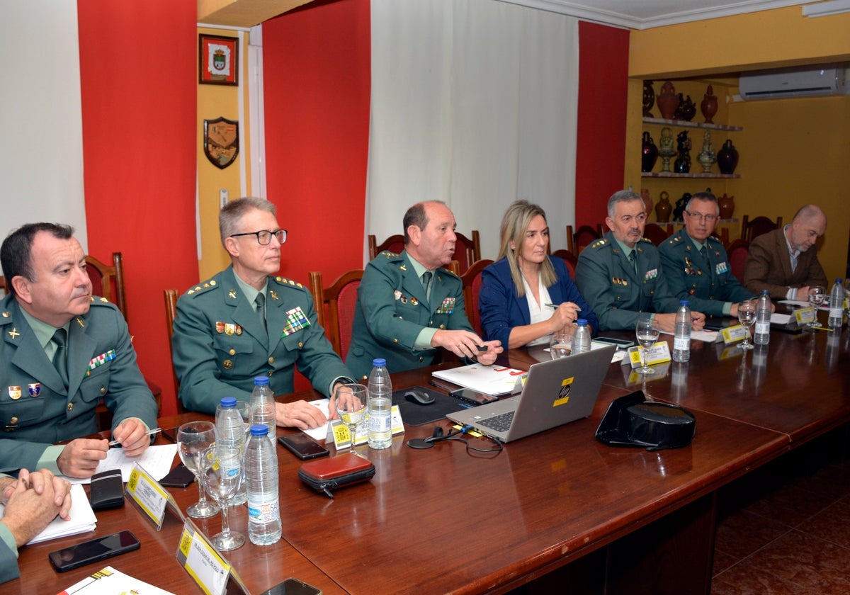 Tolón, en una imagen de archivo, en una reunión con mandos de la Guardia Civil