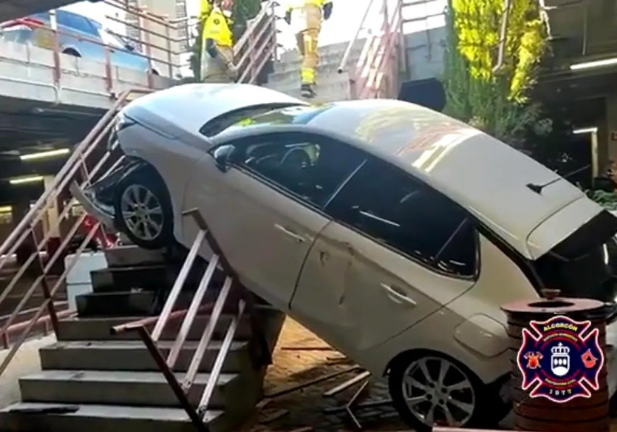 El coche encajado en las escaleras del parking del centro comercial X-Madrid, en Alcorcón