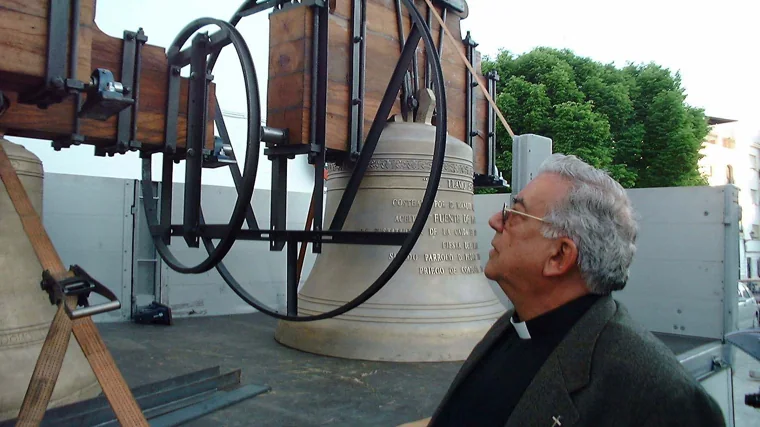 Pedro Crespo, con las campanas de la Asunción, en 2004