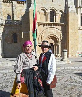 Imagen secundaria 2 - Participantes del Día de Exaltación de la Indumentaria Tradicional, en León