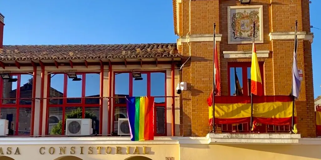 Condenan al Ayuntamiento de Ajalvir por colgar una bandera LGTBI en su balcón