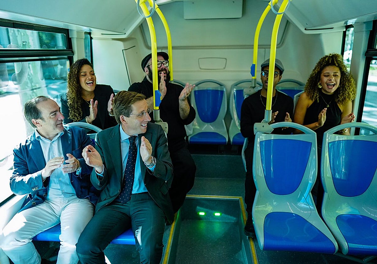 El alcalde presenta la Semana Europea de la Movilidad junto a un coro de gospel en un autobus