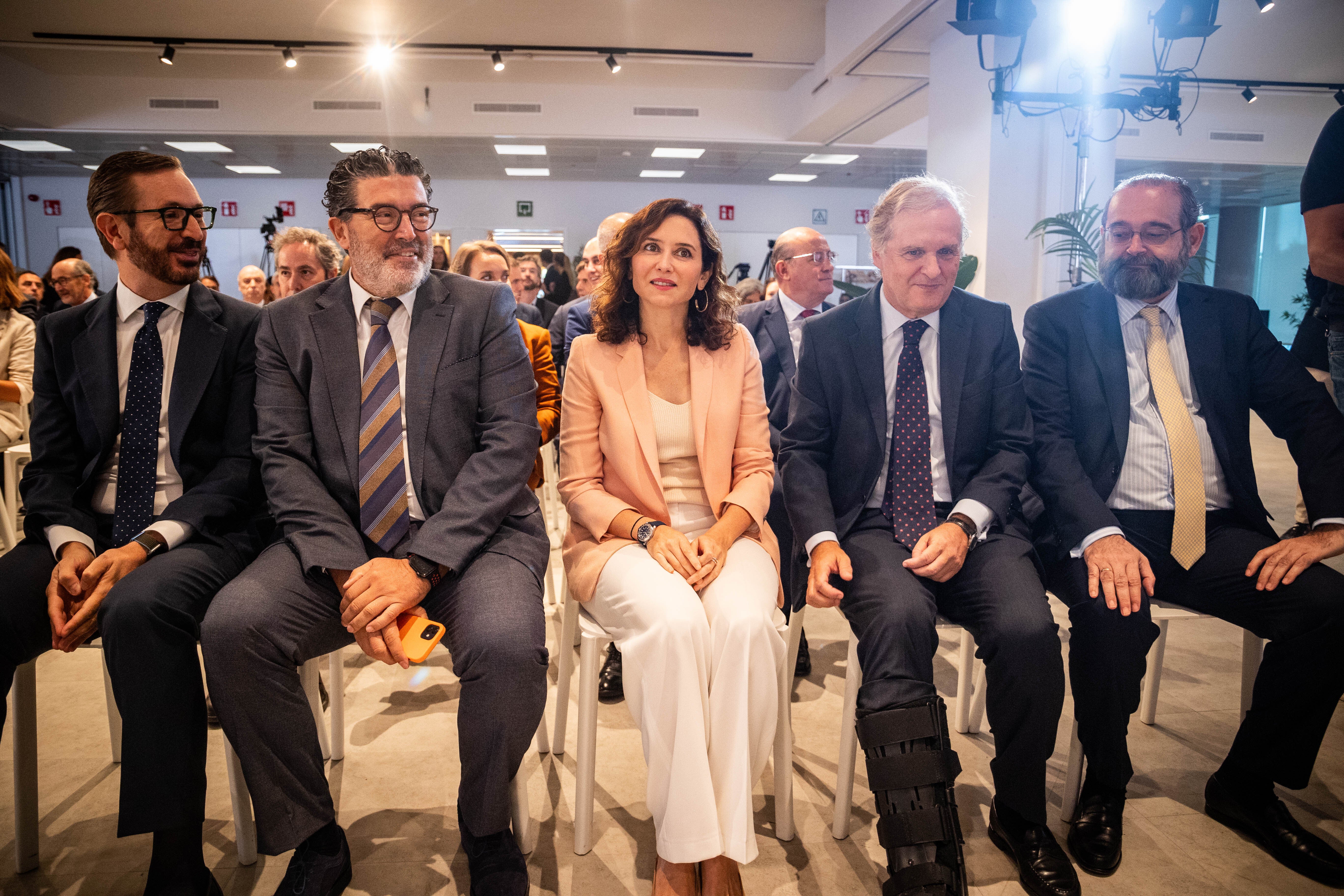 De izquierda a derecha, el vicepresidente primero del Senado, Javier Maroto, el director de ABC, Julián Quirós, la presidenta de la Comunidad de Madrid, Isabel Díaz Ayuso, el presidente de Vocento, Ignacio Ybarra, y el presidente de la Fundación Universitaria San Pablo CEU, Alfonso Bullón de Mendoza.