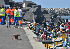 Rescatado en El Hierro un cayuco con 55 personas, entre ellos un menor