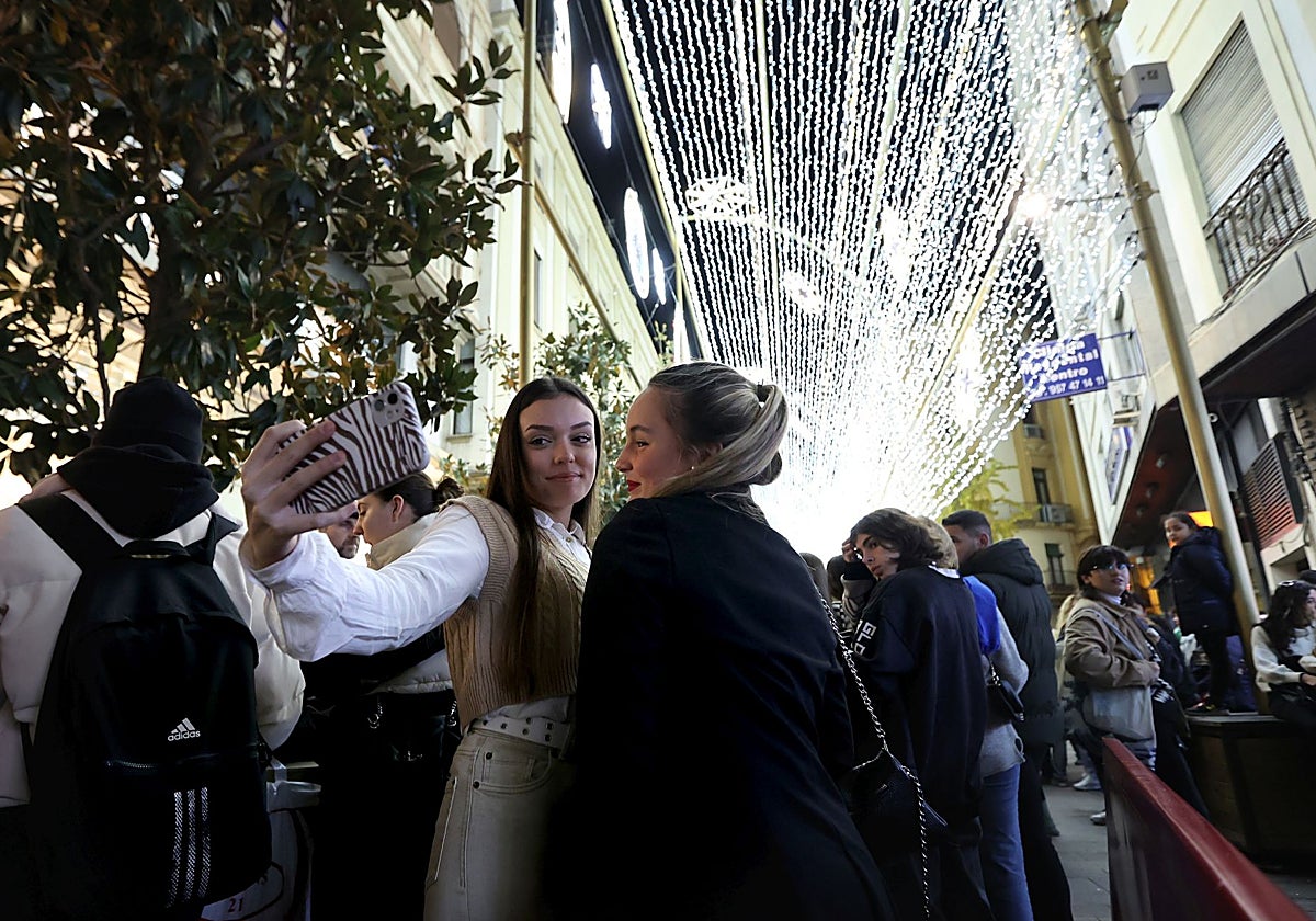 Dos jóvenes en el espectáculo de la calle Cruz Conde en Córdoba