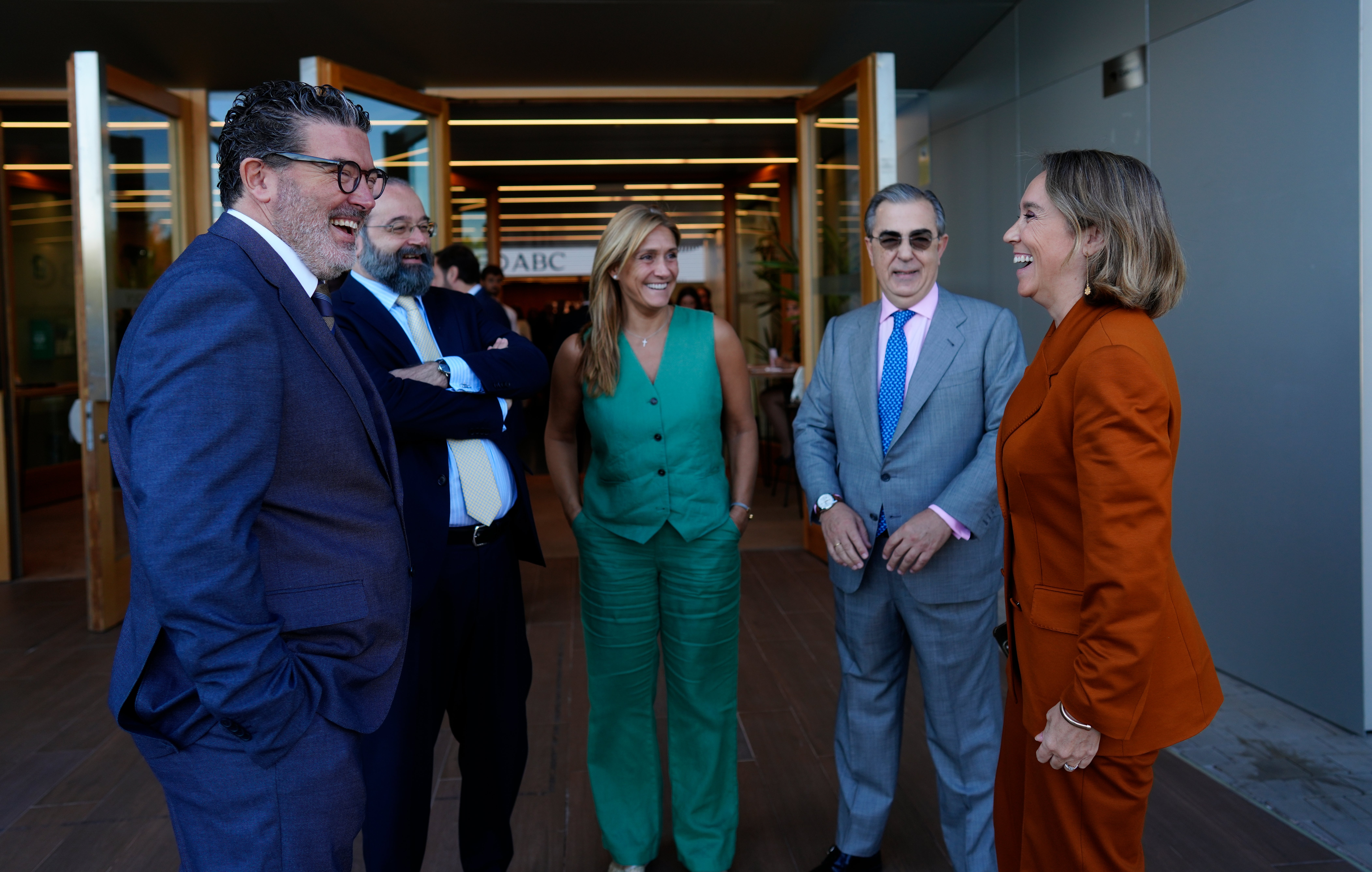 La secretaria general del PP, Cuca Gamarra (d), recibida a su llegada al Foro ABC por el director de ABC, Julián Quirós, el presidente de la Fundación Universitaria San Pablo CEU, Alfonso Bullón de Mendoza, la directora general de ABC, Ana Delgado, y el presidente de Valdecarros, Luis Roca de Togores.