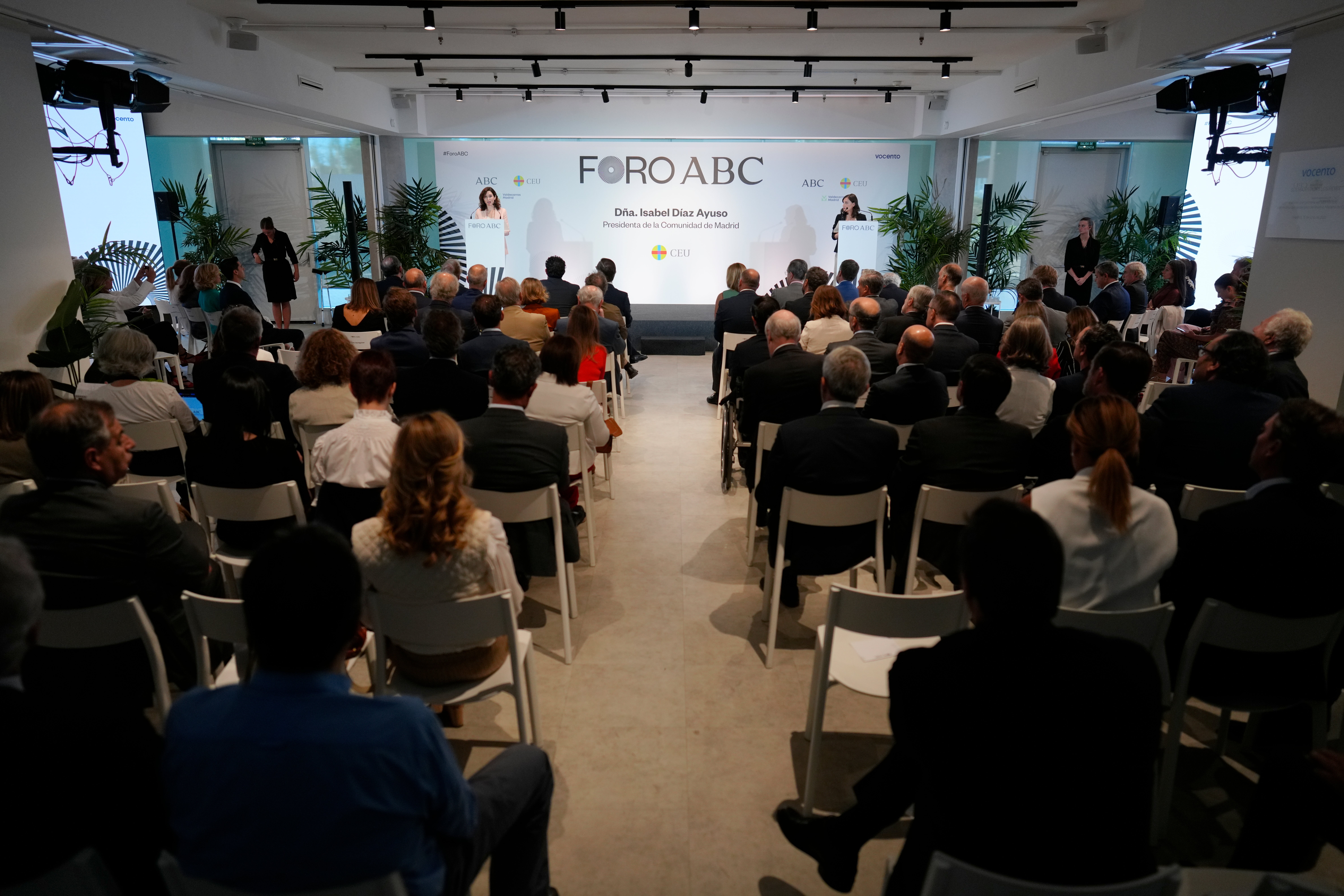 La presidenta de la Comunidad de Madrid, Isabel Díaz Ayuso, entrevistada en el Foro ABC por la redactora jefa de Madrid, Marta R. Domingo.