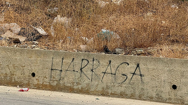 Pintada de Harraga junto a la entrada del polígono de El Tarajal, en Ceuta