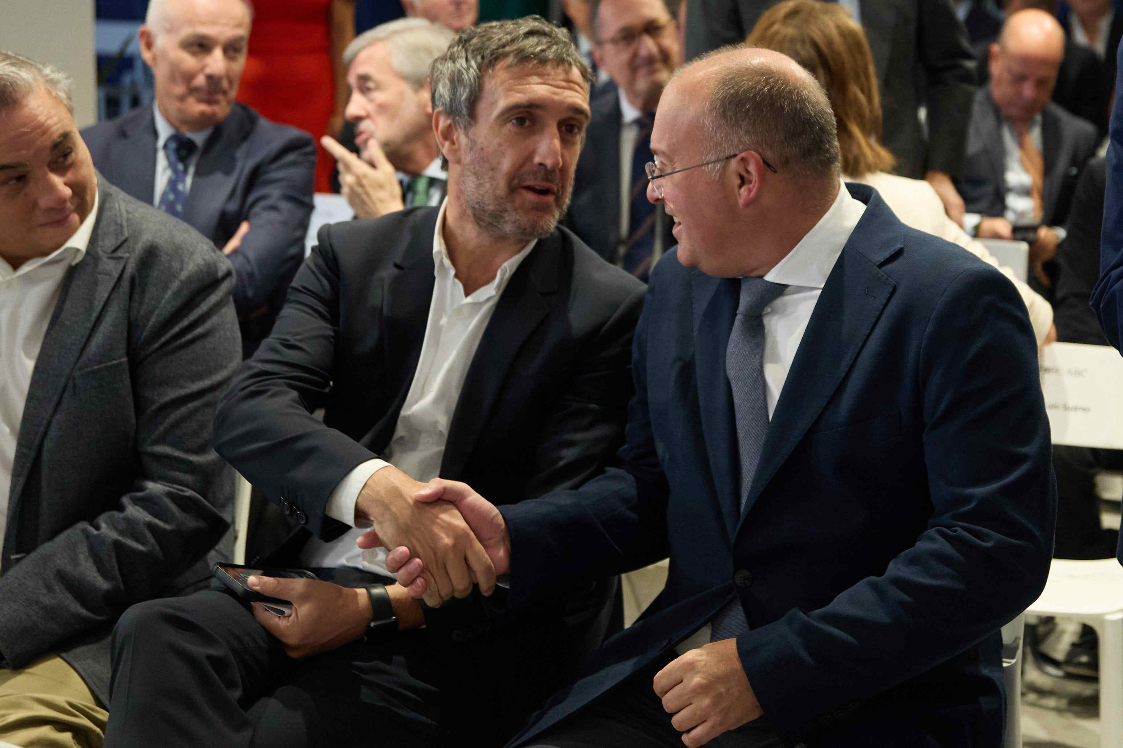 El portavoz del PP en el Congreso, Miguel Tellado, conversa con el director general editorial de Vocento, Fernando Belzunce.