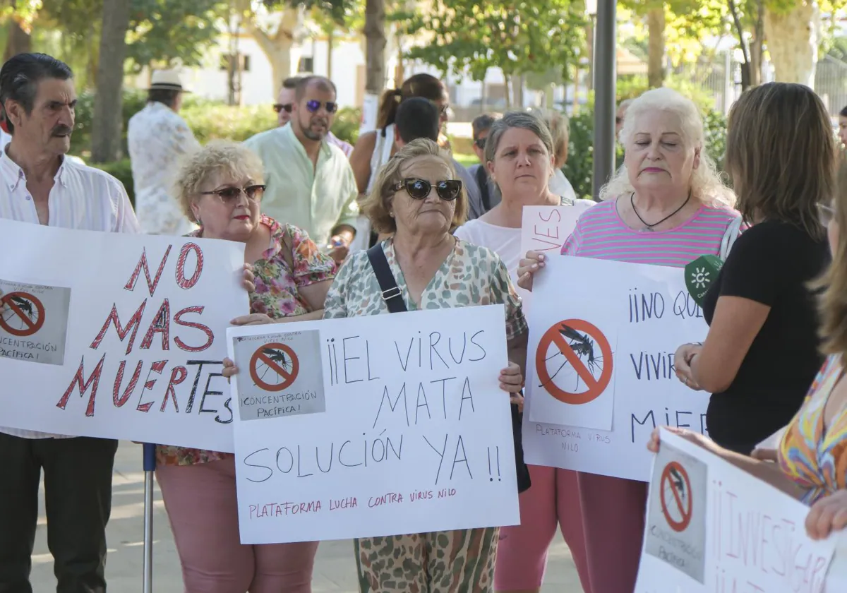 Imagen de una protesta en Coria del Río para pedir medidas contra el Virus del Nilo