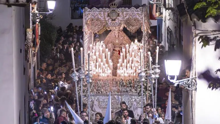 El palio blanco de la Virgen de la Aurora de Granada por el Albaicín