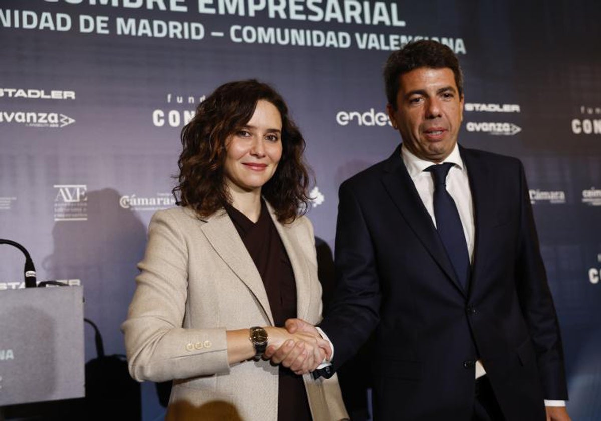 La presidenta de la Comunidad de Madrid, Isabel Díaz Ayuso, junto al presidente de la Generalitat Valenciana, Carlos Mazón