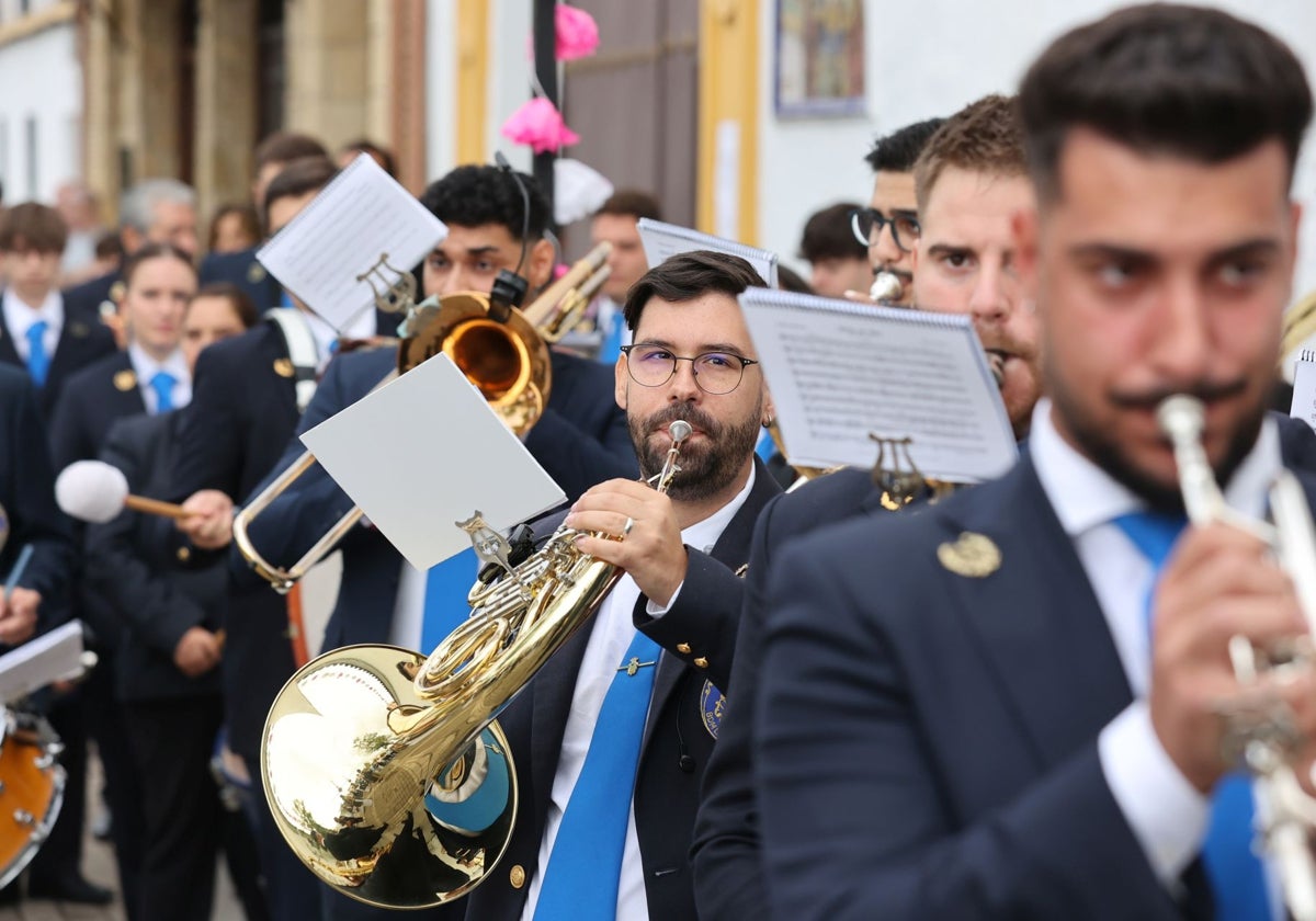 Músicos de la banda de la Estrella, durante la procesión de la Virgen del Rayo, el año pasado