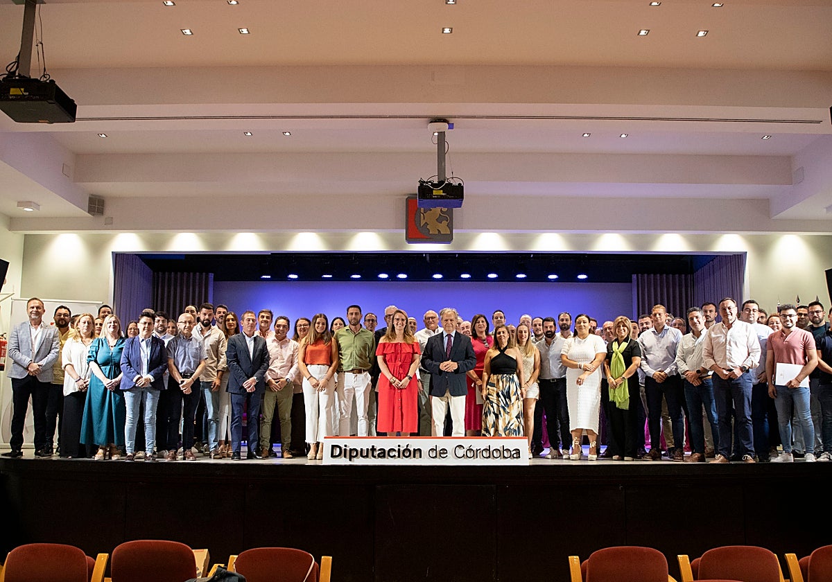 Alcaldes de los municipios beneficiarios en el acto de entrega de los equipos informáticos