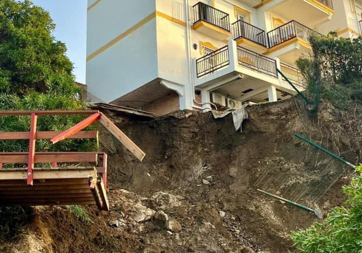 Un desprendimiento derriba la senda litoral en Mijas