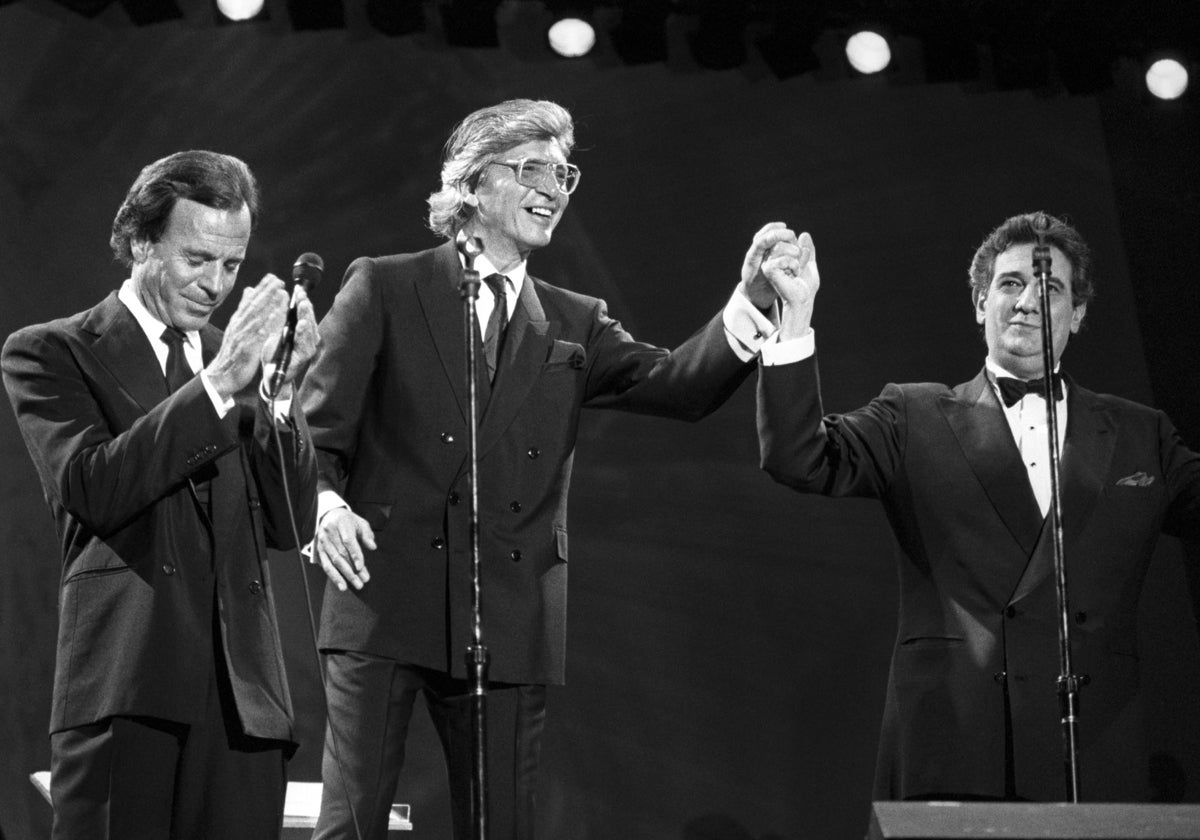 El maestro Manuel Alejandro, con Julio Iglesias y Plácido Domingo