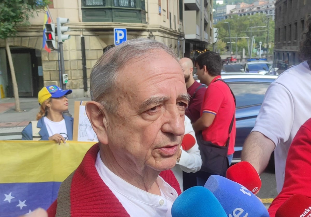 El histórico dirigente del PNV, Iñaki Anasagasti, en la manifestación en Bilbao frente al Consulado de Venezuela